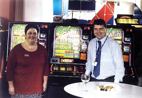 Paní Blažková a pan Zych z firmy COMAX s novinkou COOL CASH